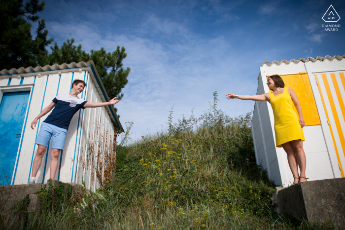 Séance photo de couple fiancé à Carnac avec des couleurs assorties de tenues, de vêtements et de peinture de construction