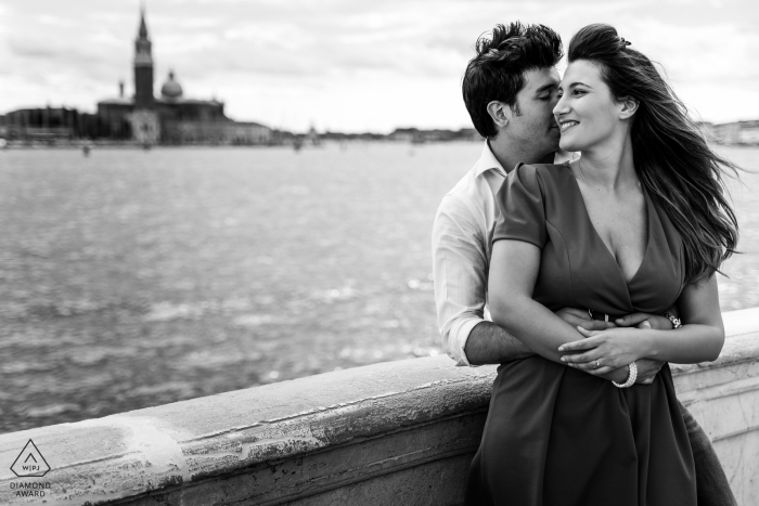 Sesión de fotos de compromiso de pareja de Venecia mostrando su amor ventoso en BW