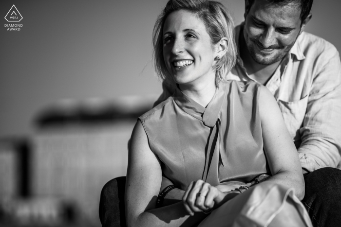 Sesión de fotos de pareja comprometida en Trieste durante algunos momentos felices en blanco y negro