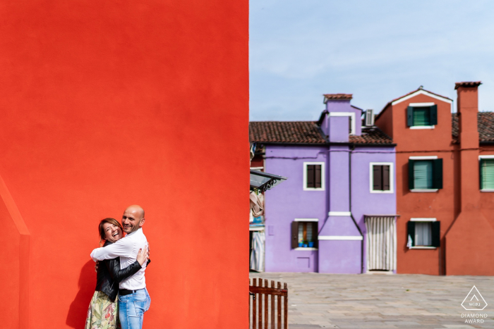 Burano immagine pre - matrimonio con abbracci urbani, sorrisi e colori