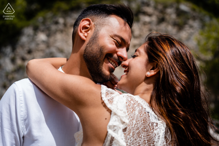 Sessione di foto di fidanzamento di coppia abruzzese al Lago di Scanno che mostra i sentimenti intimi dell'amore