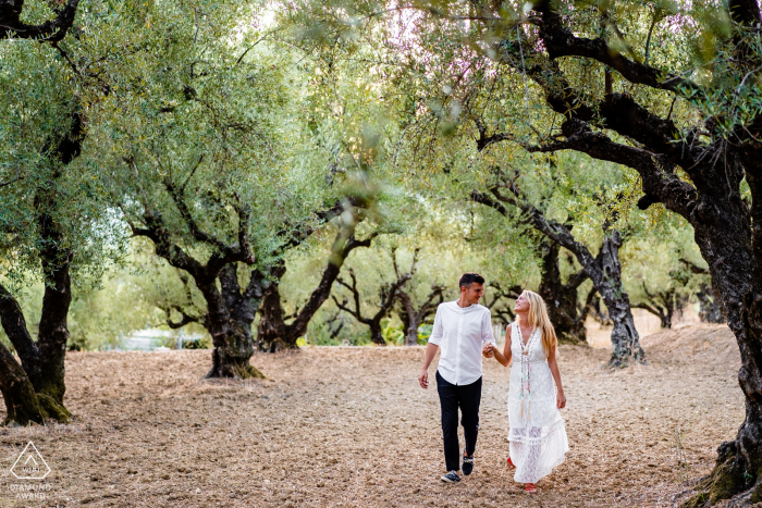 Séance photo de couple fiancé à Zakynthos en Grèce en marchant dans les champs d'oliviers