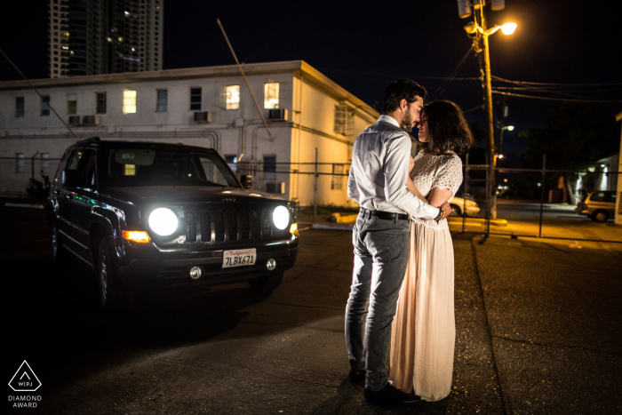 Henderson portrait avant le mariage avec une nuit de couple avec des lumières de rue et de voiture