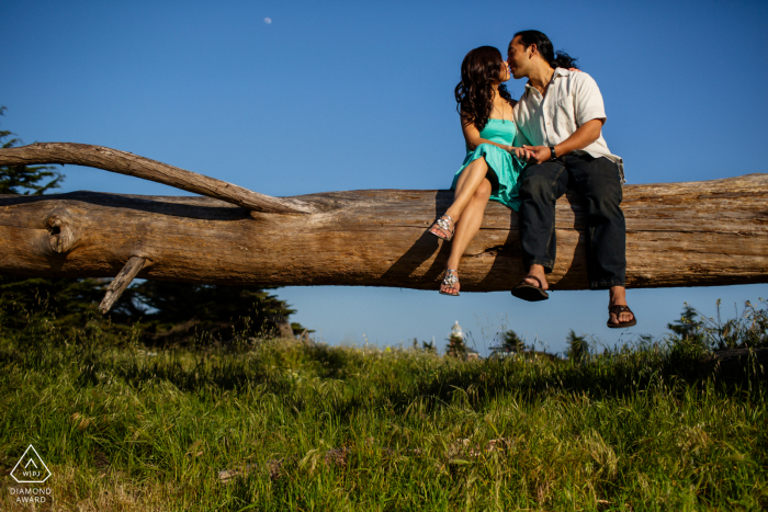 Séance photo de fiançailles à Santa Cruz avec le couple adorable qui traîne