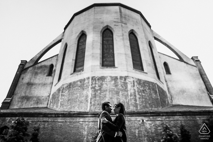 Sessão de fotos de noivado de São Francisco com o casal fora da igreja