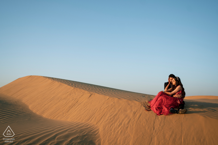 Jaisalmer couple portrait pré-mariage en Inde au coucher du soleil sur les dunes de sable du désert