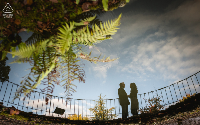 Séance photo de fiançailles couple Mottisfont avec quelques reflets de clôture dans la police à Mottisfont