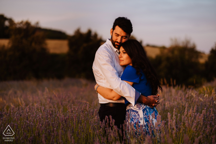 Ancona couple engagement pic session in the afternoon warm sunlight near Conero mountain