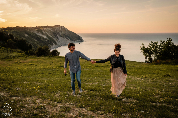 Casal de Monte Conero pré-casamento em uma caminhada perto da montanha do Conero