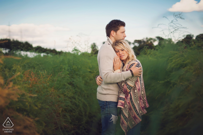 Dortmunder Ehepaar Porträt Lovebirds Session auf den grünen Feldern unter blauem Himmel