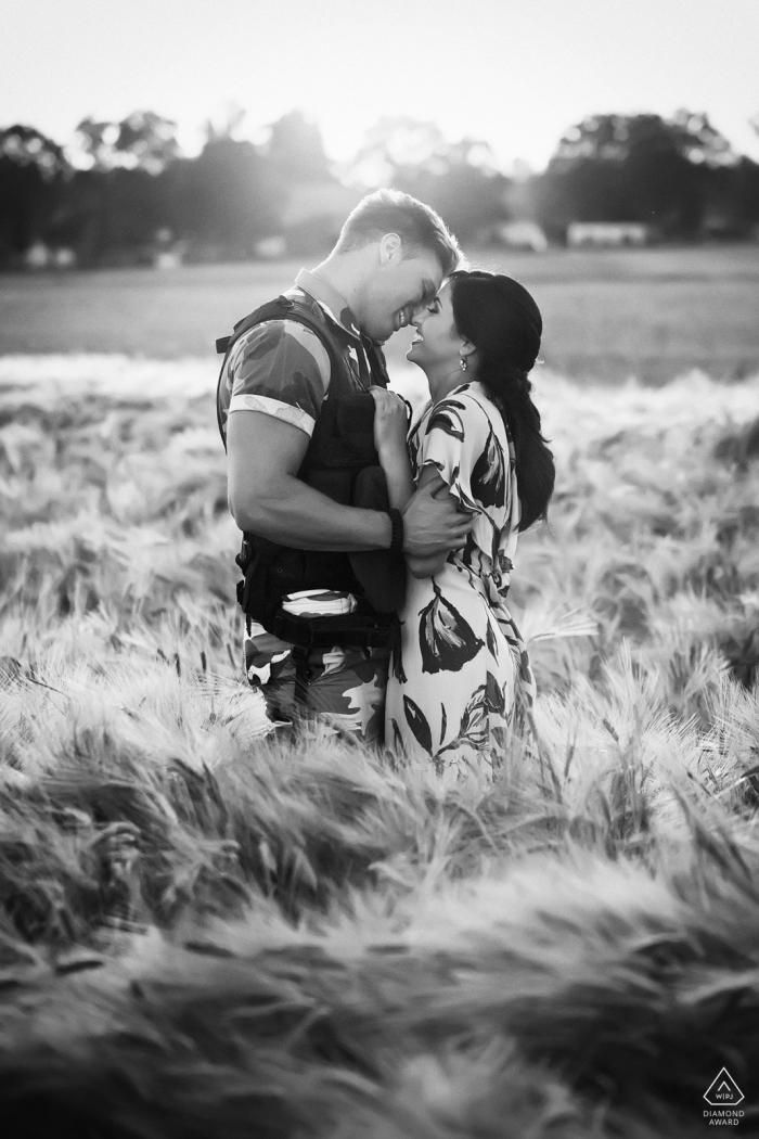 Marl Paar BW Verlobungsbild-Session mit einigen Lovebirds auf den Feldern