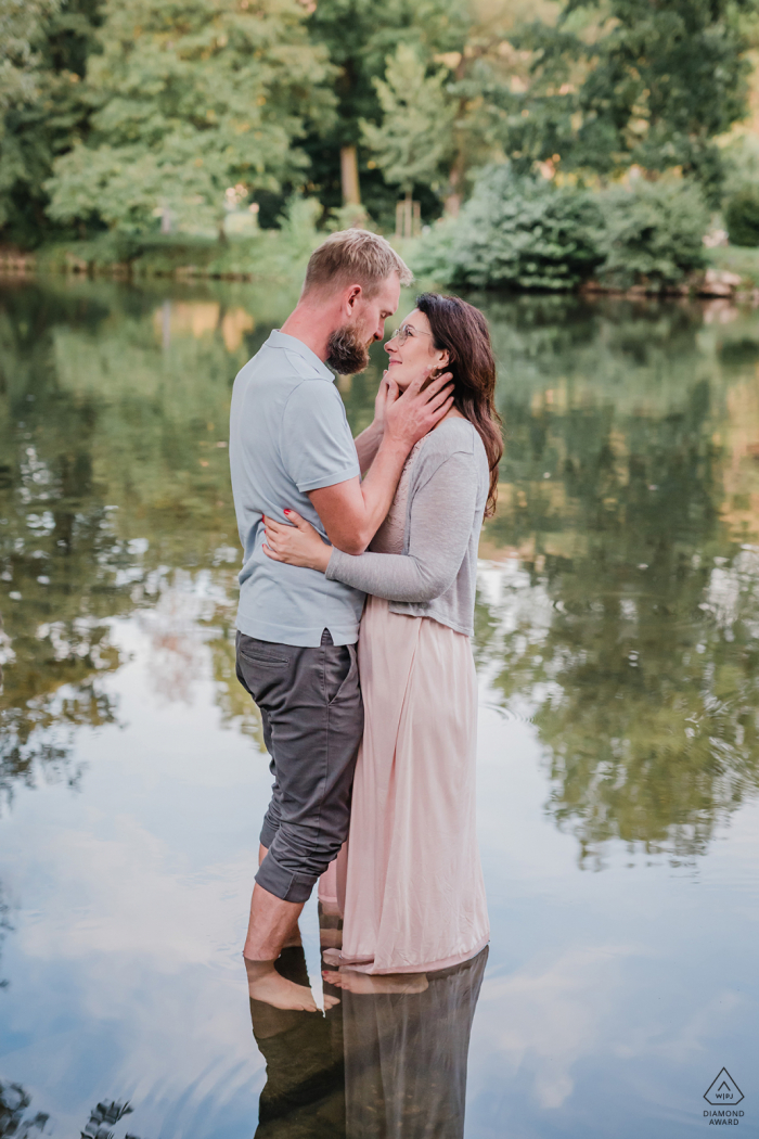Witten Ruhrgebiet couple engagement pic lovebirds session at the water with submerged feet and a reflection Witten Ruhrgebiet couple engagement pic lovebirds session at the water with submerged feet and a reflection