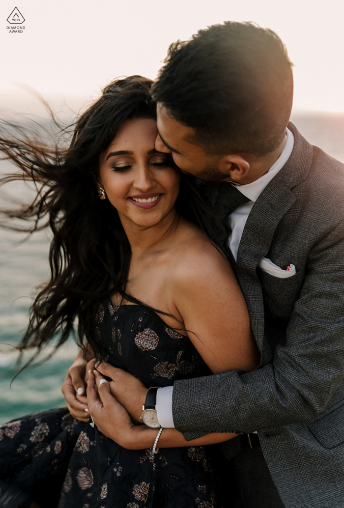 Malibu Fine Art Engagement Session perto da água ao pôr do sol com um vento suave