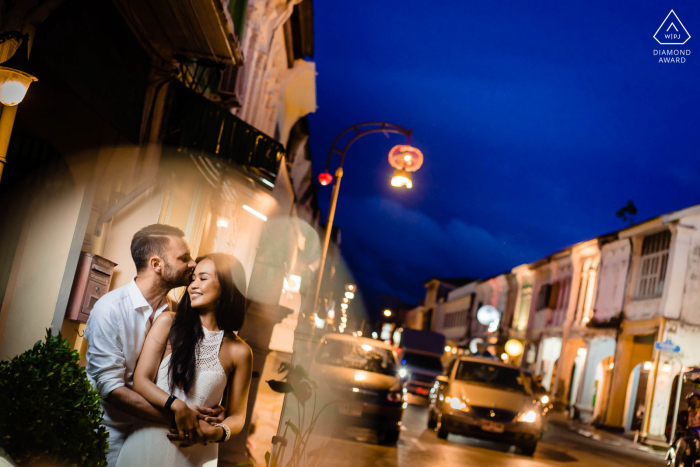 Phuket, Thailand Kunst Art Pre Wedding Portrait während der Abenddämmerung Stunden in der Nacht