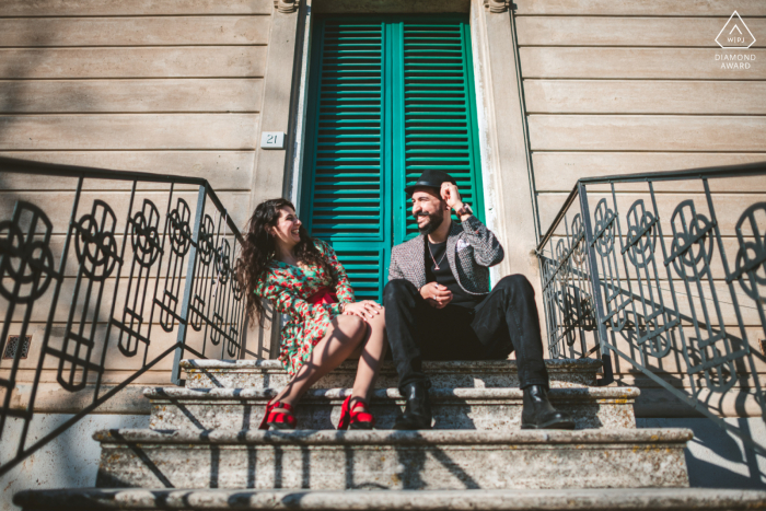 Val d'Orcia Fine Art Engagement Session para una pareja en la ciudad sentada en las escaleras