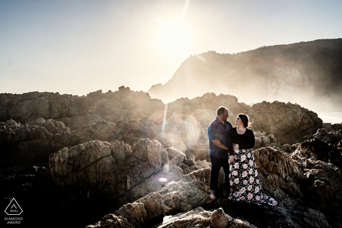 La imagen de compromiso de Knysna Fine Art que muestra el rocío de las olas del océano en el viento crea una gran estética en esta foto de compromiso