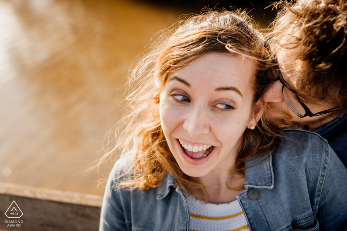 Montpellier, França Pré-casamento Photoshoot em um estilo Fine Art com um beijo divertido mordidela em sua orelha