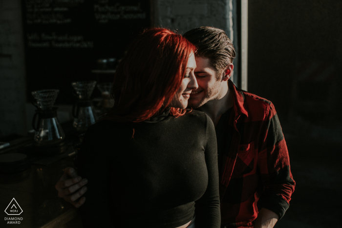 Chicago, IL Imagem de noivado de arte para um casal se aninhando em uma cafeteria