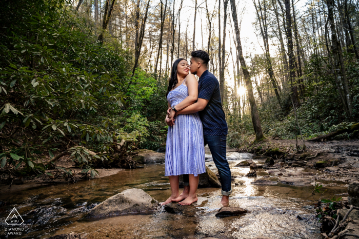 Pigeon Forge, TN Fine Art Engagement Session jako para stoi boso pośrodku płynącego potoku w zadymionych górach