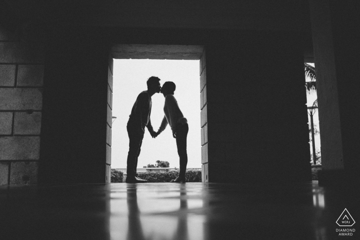 Séance de fiançailles aux beaux-arts de Hong Kong avec un baiser en silhouette Séance de fiançailles aux beaux-arts de Hong Kong avec un baiser en silhouette