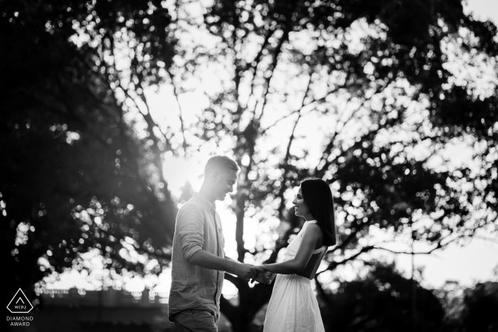 Perth Artful Engagement Foto de um jovem casal em BW rindo juntos