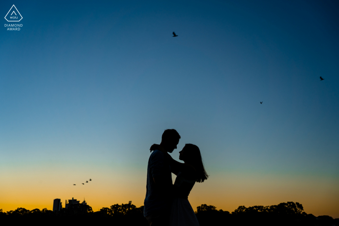 Sesión de fotos previa a la boda en Perth en un estilo de bellas artes para una pareja que tiene una increíble puesta de sol juntos