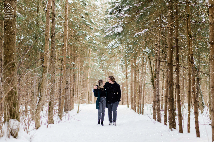 Newmarket, Ontario Fine Art Engagement Image mit einem winterlichen Spaziergang auf dem schneebedeckten Pfad