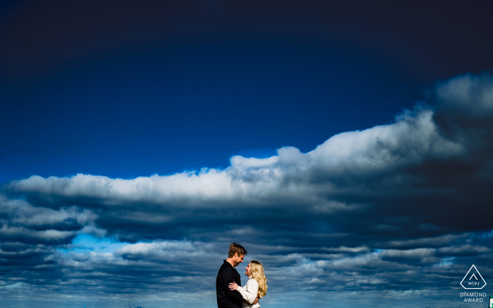 Servizio fotografico pre-matrimonio a Toronto in stile Fine Art con fantastiche vibrazioni da spiaggia sotto il cielo blu e le nuvole