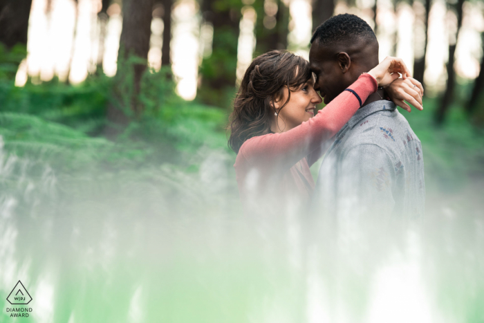 Hossegor, Francia Fine Art Engagement session nella foresta con riflessione