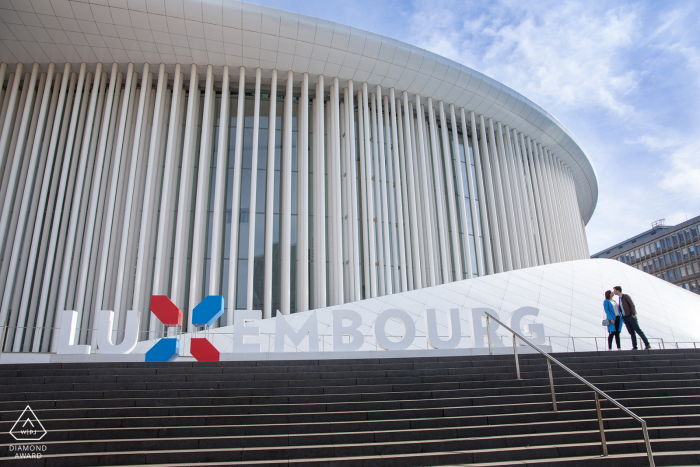 Luxembourg Fine Art Engagement Session auf den Stufen der Philharmonie