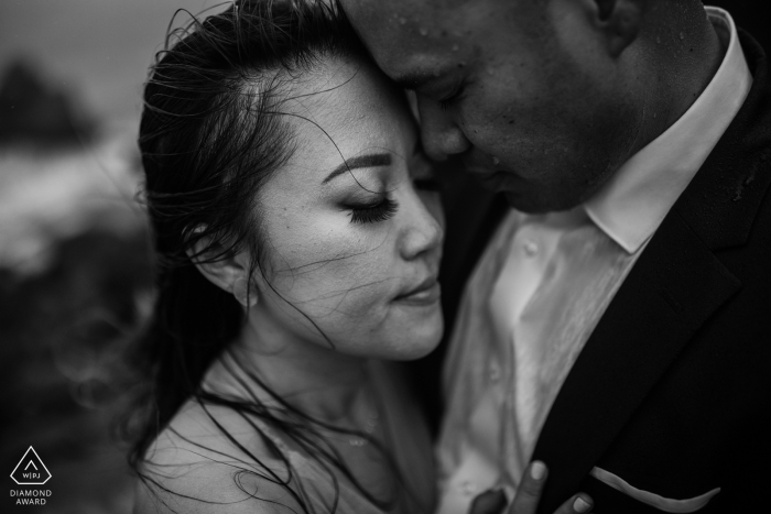 Sutro Bath Artful Engagement Picture em San Francisco mostrando O amor flui em BW