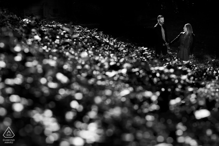 Erice Mount Artful Engagement Bild mit einem Paar in BW und Hand in Hand