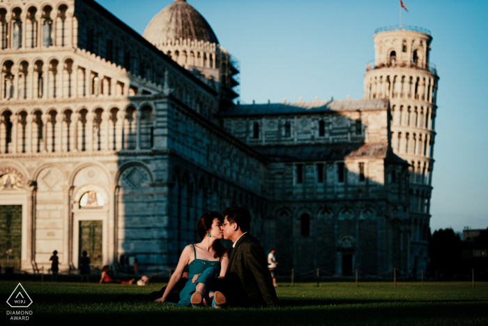 Piazza dei Miracoli Fotoshooting vor der Hochzeit mit Fine Art Style an der Piazza dei Miracoli vor dem Hintergrund des Schiefen Turms war perfekt für einen Kuss