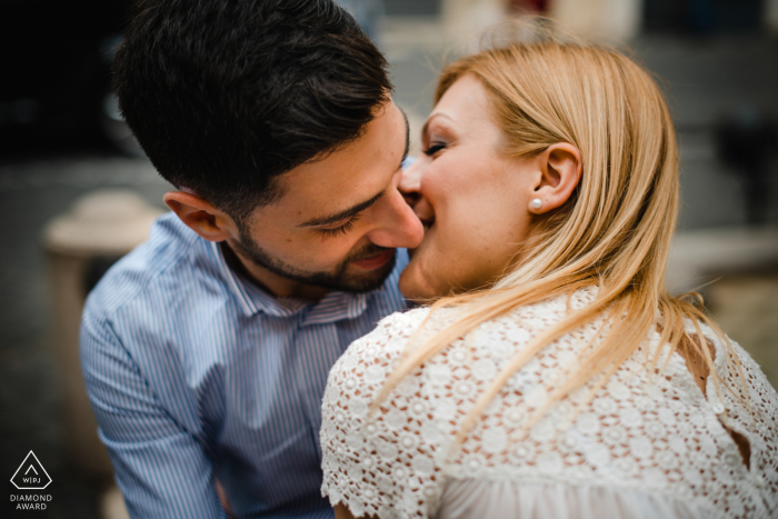 Imagem de noivado de belas artes de Trastevere Roma mostrando o casal se beijando