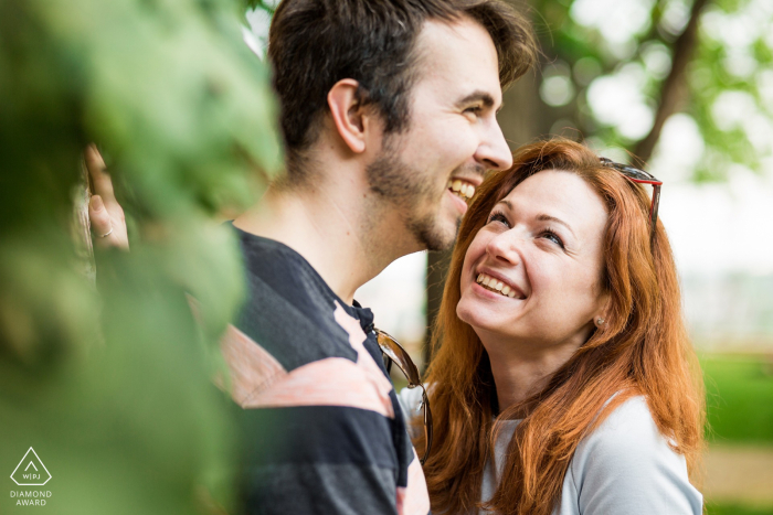 Brno Artful Engagement Zdjęcie uśmiechniętej pary w parku