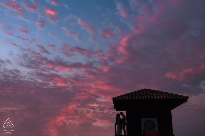 Imagem de noivado da Prainha Fine Art mostrando o amanhecer particular