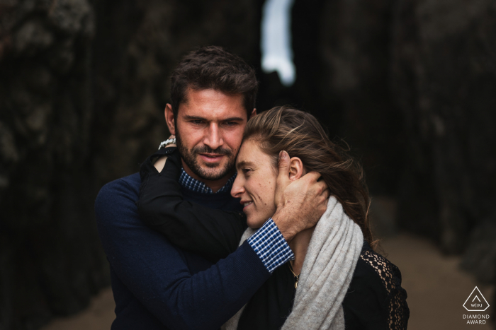 Saint Cast, Frankreich Fotoshooting vor der Hochzeit mit Fine Art Style und dem Paar, das sich gegenseitig hält