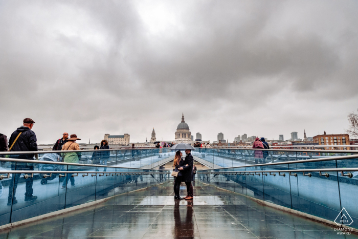 Sessão de Engajamento de Belas Artes em Londres, Reino Unido sob a Ponte do Milênio