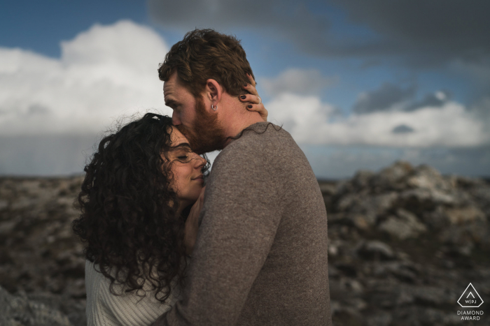 Crozon, Francia Servizio fotografico pre matrimonio con stile Fine Art e baci sotto le nuvole