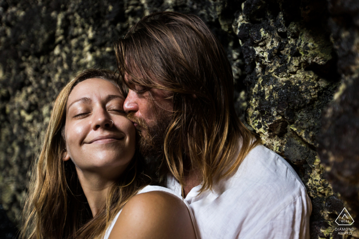 Hana, Maui Fine Art Retrato pré-casamento em uma caverna rochosa com um beijo doce