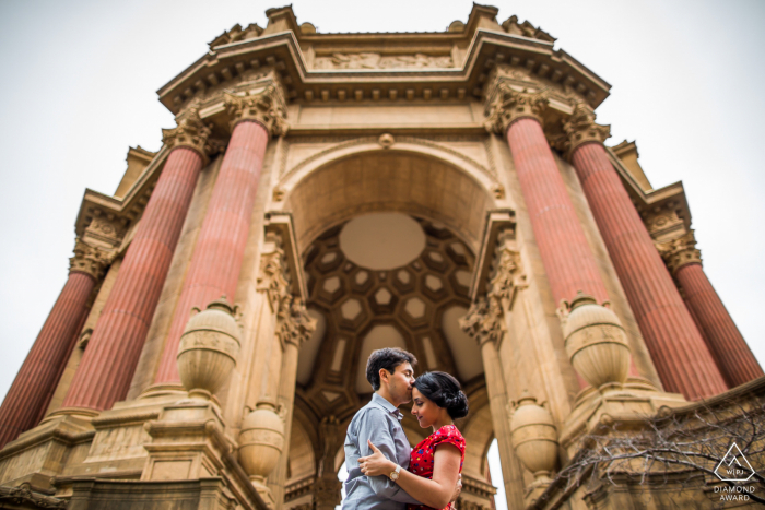 San Francisco Fine Art Engagement Session che mostra un minuto tranquillo sotto la cupola del Palazzo delle Belle Arti