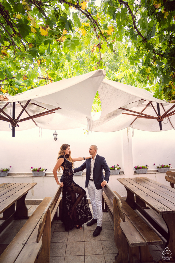 Sofia Artful Engagement Photo avec le couple se regardant dans le patio du restaurant