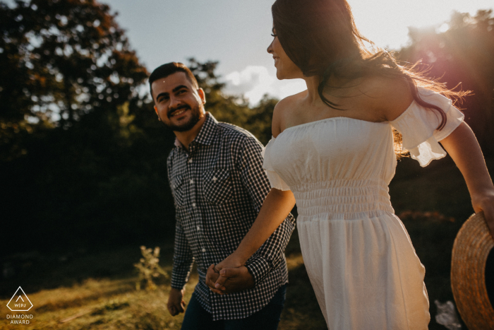 Assis Chateaubriand on-location portrait e-shoot of couple running