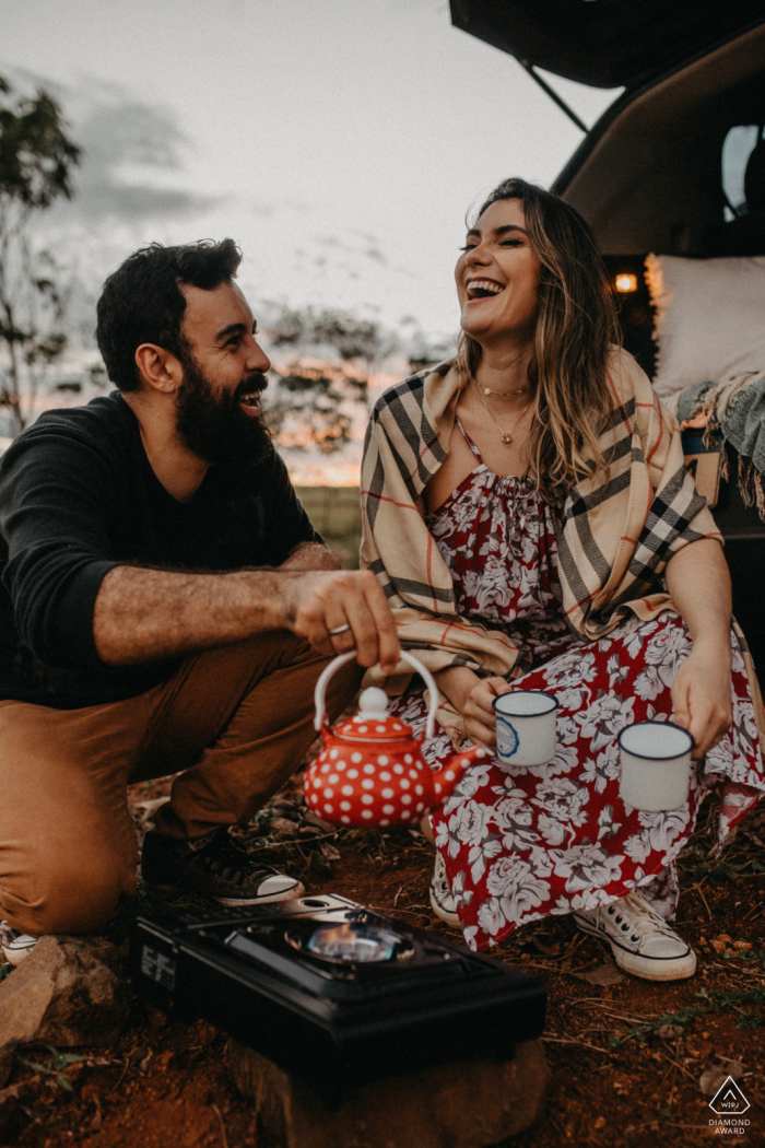 Photo by: <a href="https://www.wpja.com/photos/diamond-award-top-wedding-engagement-photographer/2621896">Heloisa Todescatt - Assis Chateaubriand Paraná Toledo environmental engagement e-session with a campfire and tea