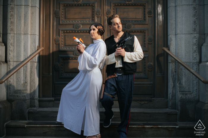 Sesión electrónica de retrato en Cleveland de una pareja vestida con trajes temáticos de Stars Wars, que el 4 de mayo esté contigo