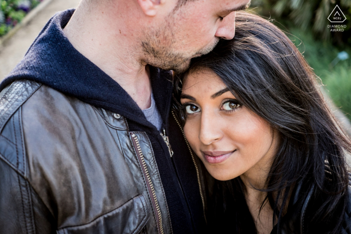Paris environmental engagement e-session of romantic couple Paris environmental engagement e-session of romantic couple