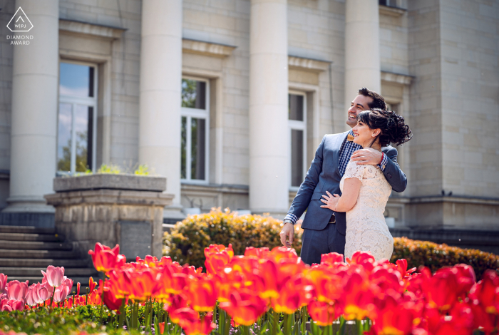 Photo de portrait sur site de Sofia avec un couple riant dans le champ de tulipes