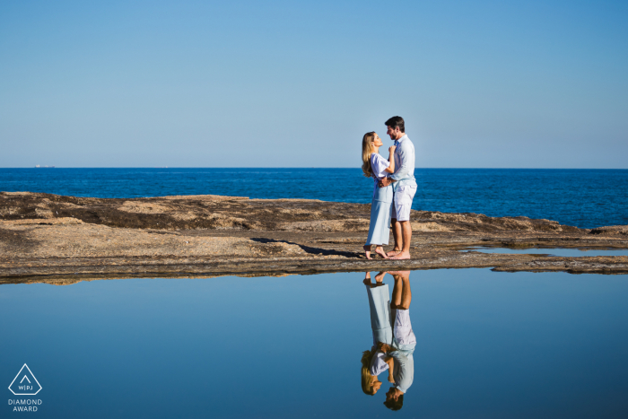 Niteroi, RJ portrait e-session at the beach with a reflection of the couple in the water