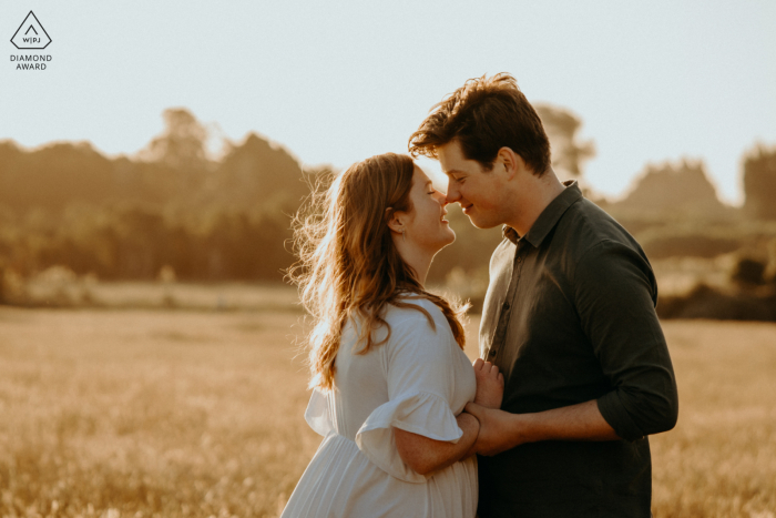 Halsweh Quarry Park Christchurch Umweltengagement E-Session – ein Paar umarmt sich bei Sonnenuntergang