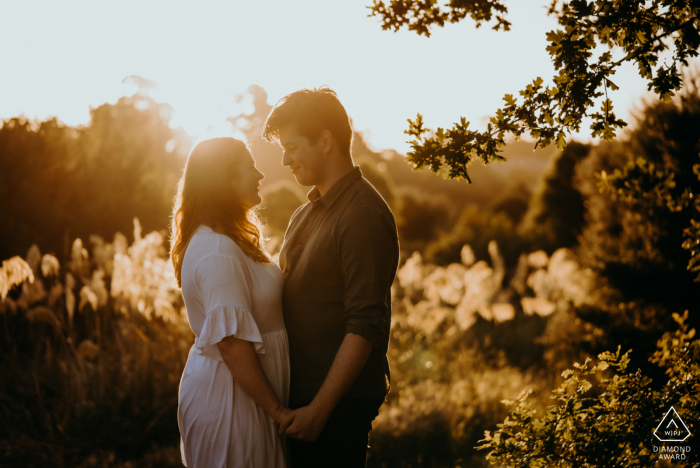 Halsweh Quarry Park, Christchurch Portrait-E-Shooting vor Ort – ein Paar, das sich bei Sonnenuntergang ansieht